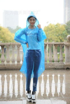 芜湖市一次性透明雨衣厂家加厚帽绳带袖口一次性透明雨衣 成人pe户外分体套头雨衣套装