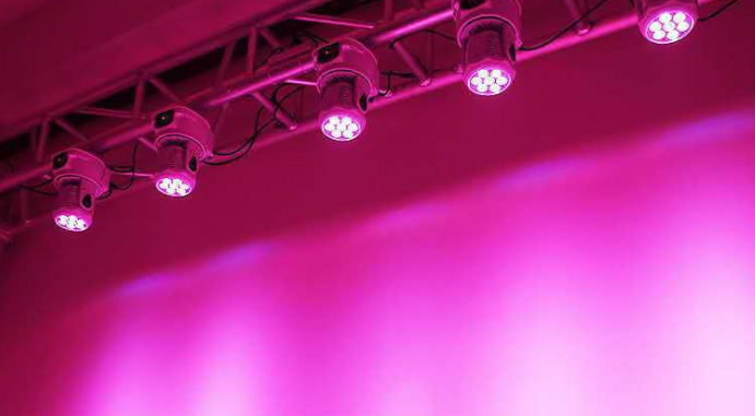 7颗LED摇头灯 舞台演出 多功能厅 婚庆 包房 酒吧 KTV 报告厅
