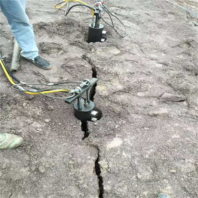 贵州六盘水坚硬岩石分裂机破碎石方案例图片