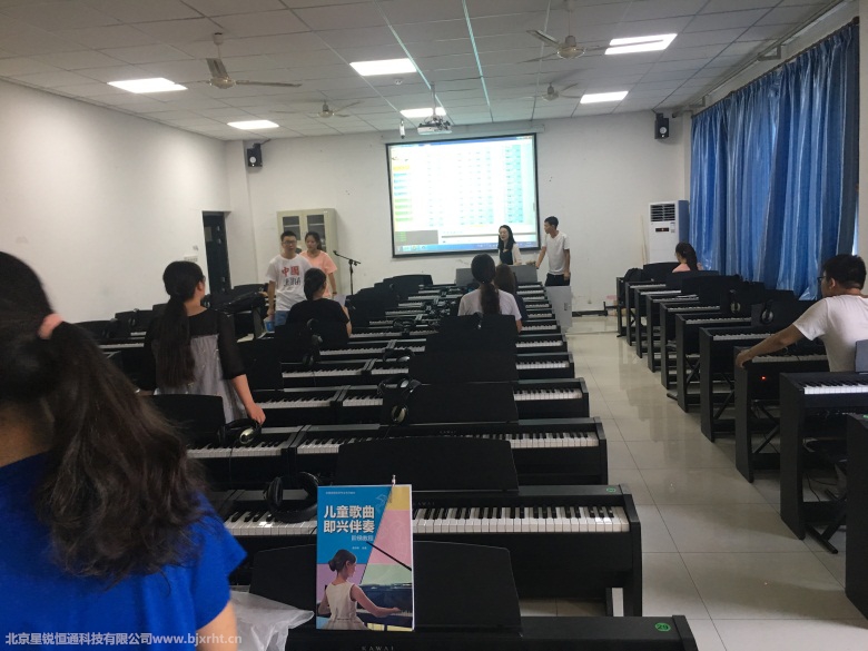 钢琴实训室 学生用电钢琴
