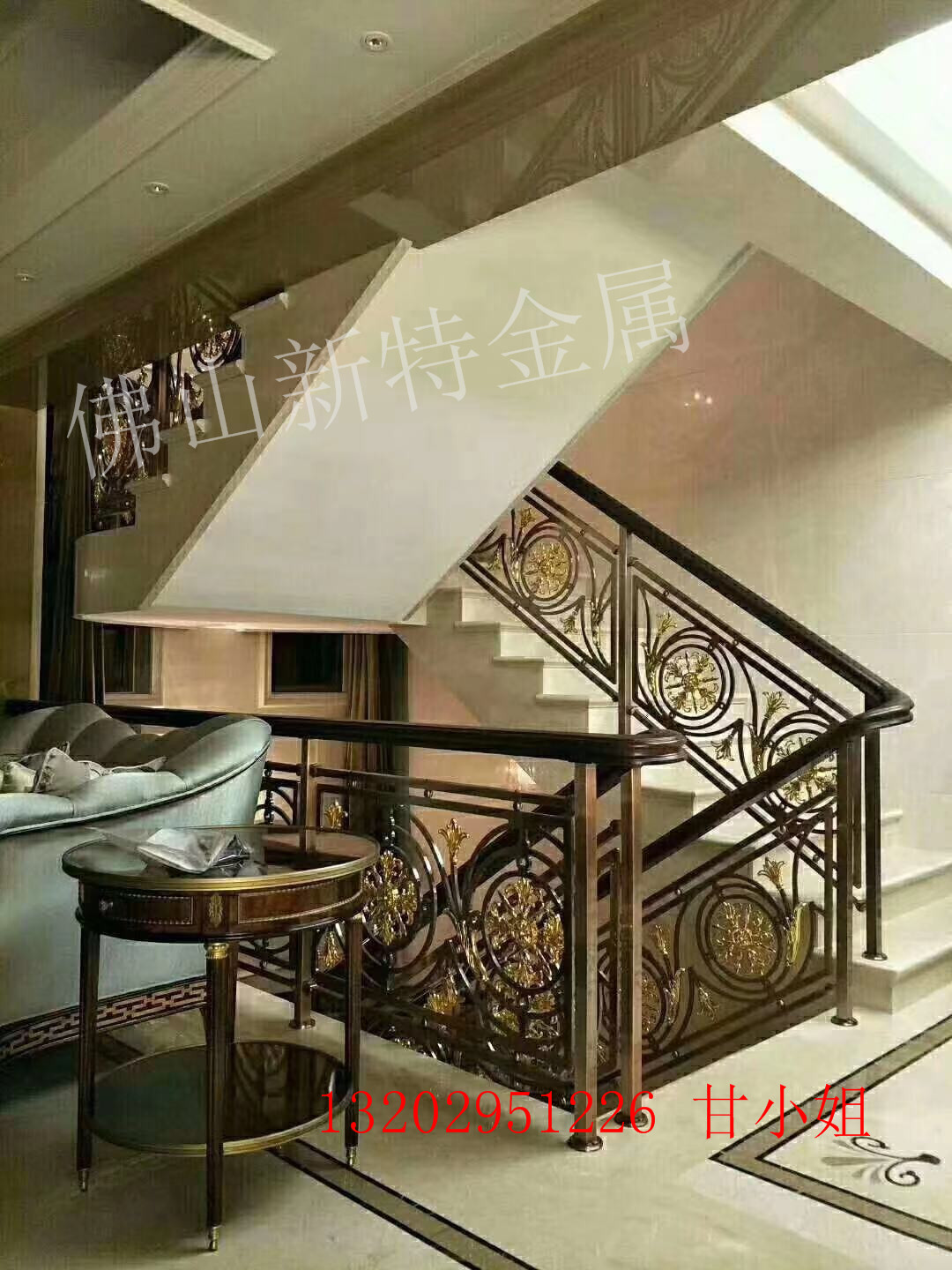 微旋弧形楼梯 高档别墅镀金铝艺楼梯护栏系列款图片