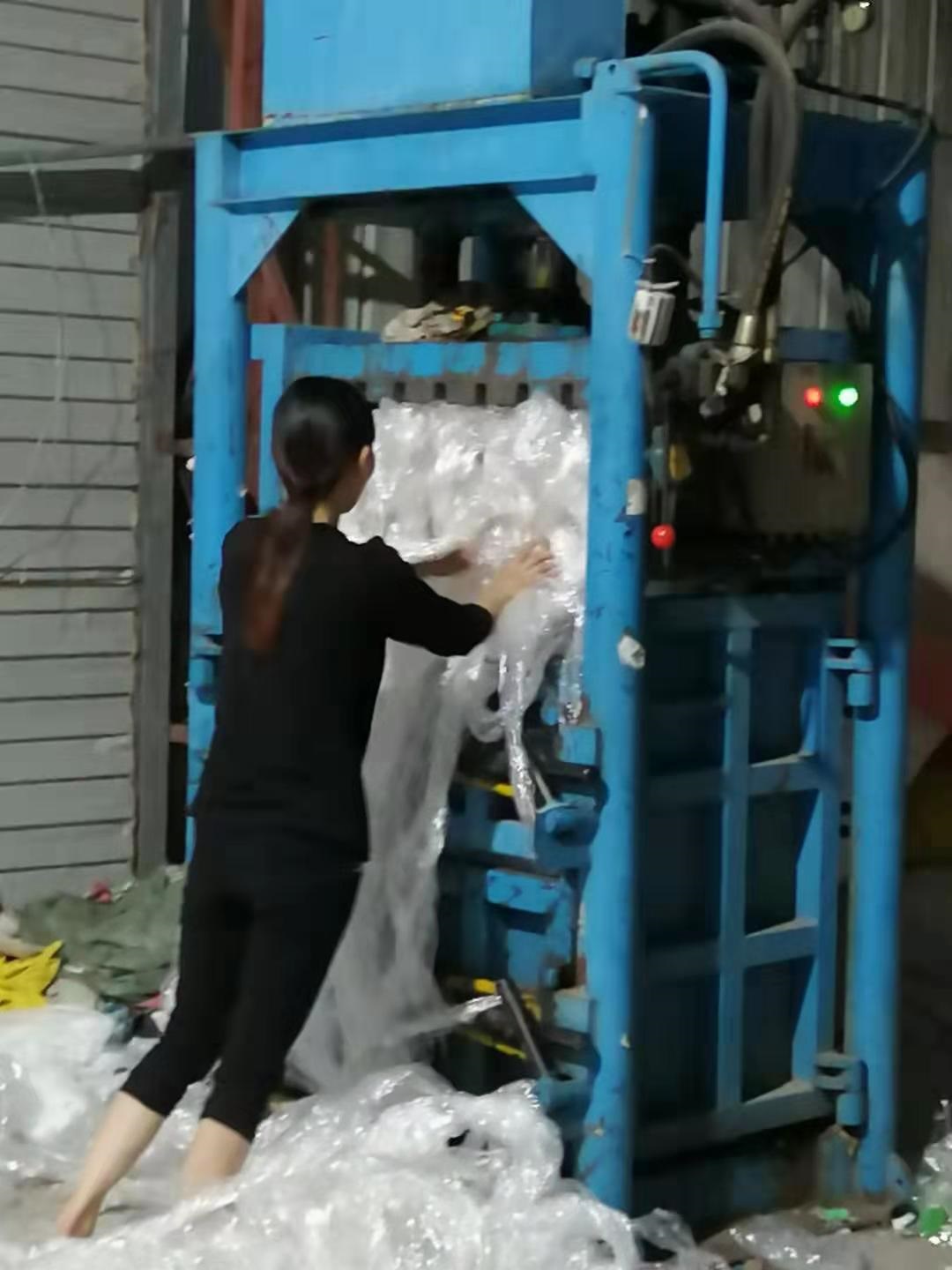 废纸皮薄膜塑料瓶编织袋碎布海绵打包机 废金属铝合金铁屑铁桶打包机 立式废纸打包机广东东莞打包机厂家