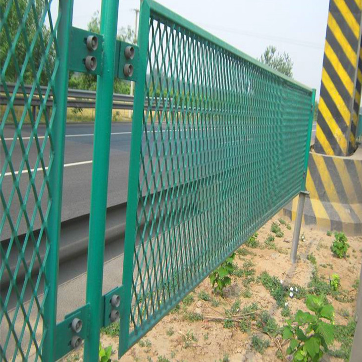 道路隔离网钢板网护栏交通护栏图片图片
