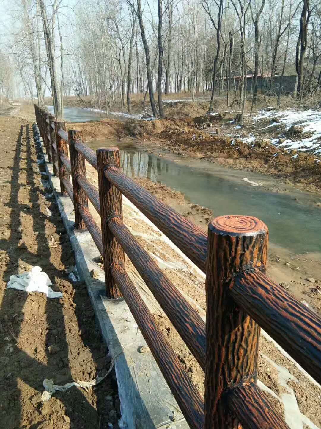 水泥仿树皮护栏，仿树皮水泥护栏