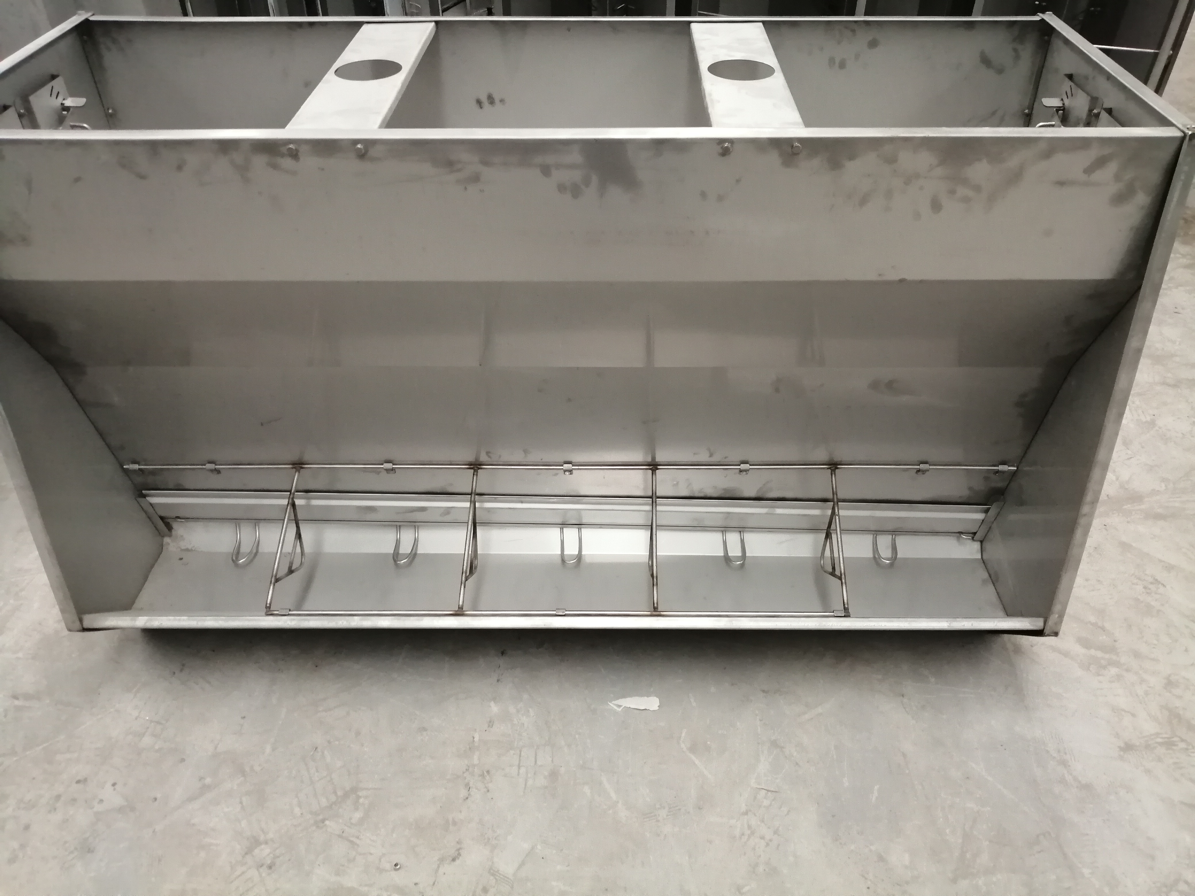 猪用双面料槽不锈钢单面料槽不锈钢料槽全不锈钢下料器自动料槽图片