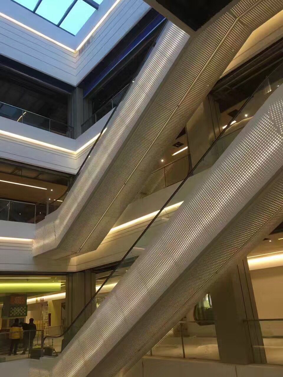 冲孔铝单板包商场自动扶梯两侧