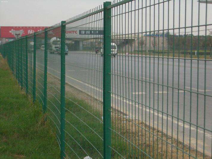 公路护栏网生产厂家  铁路防护网  小区铁丝围网厂家锌钢护栏网价格