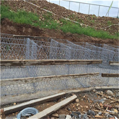 堤坡防护宾格石笼-公路加筋格宾网-河道治理铅丝笼图片