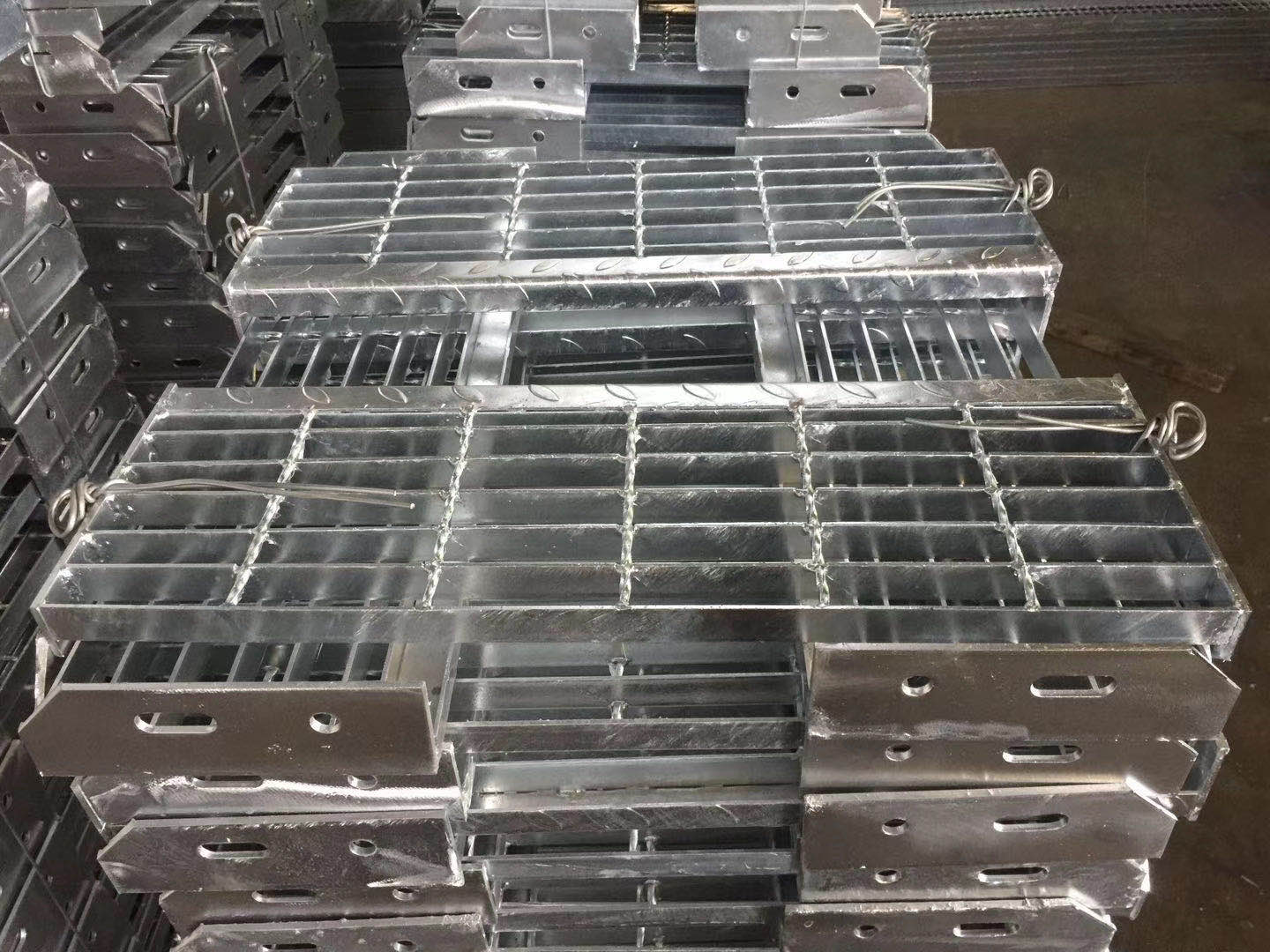 镇江无锡上海镀锌钢格板价格图片