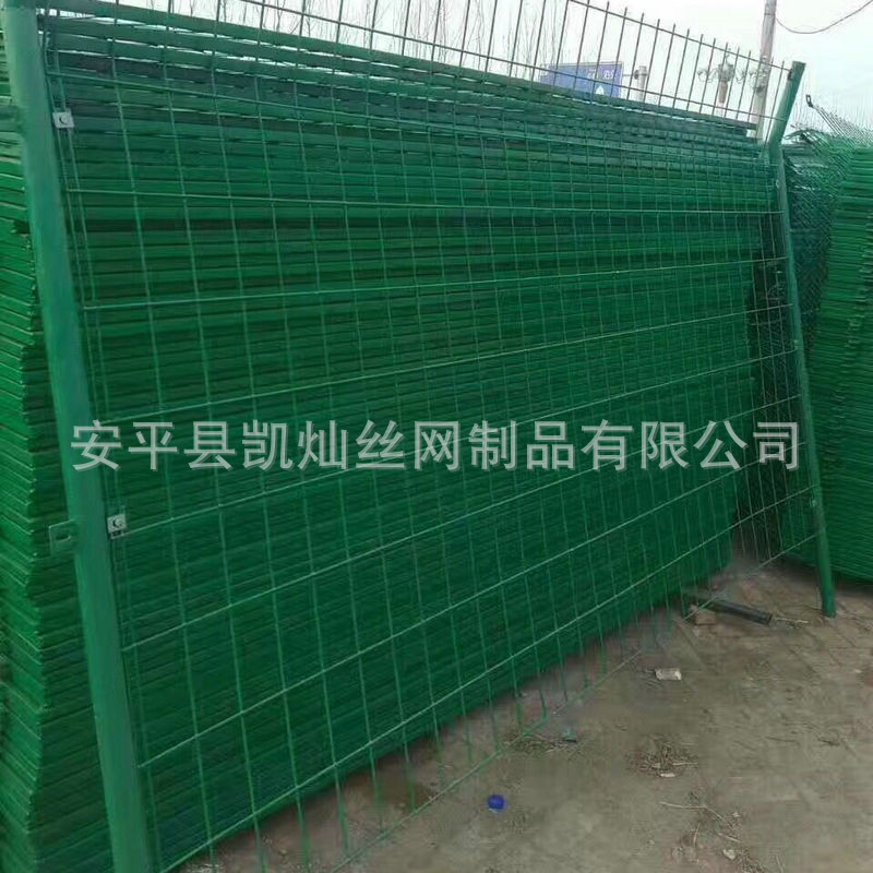 铁丝隔离护栏网 道路护栏网定做 养殖场防护栏网图片