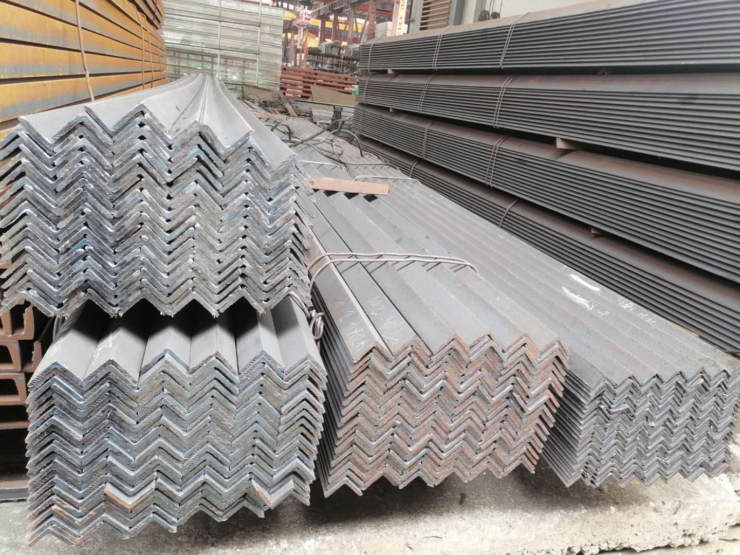 角钢批量发售厂家直营[佛山市港龙钢铁有限公司]图片