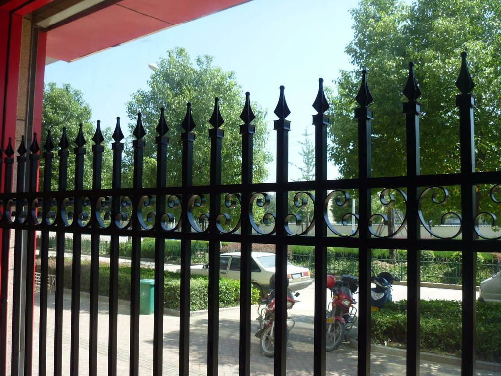 锌钢护栏，草坪护栏，市政隔离护栏锌钢护栏，草坪护栏，市政隔离护栏