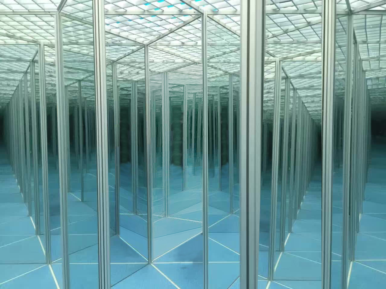 商场创意镜子迷宫铝材60度六棱柱迷宫制作原材料厂家图片