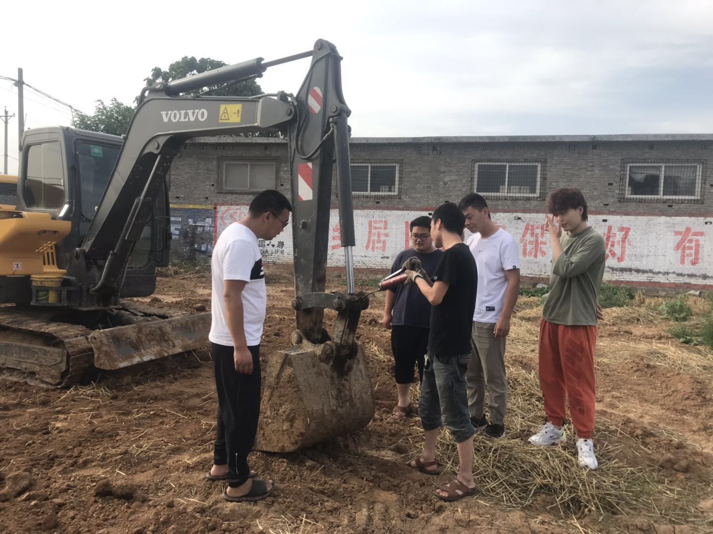 挖掘机技术培训咨询  新乡挖掘机技术培训  新乡挖掘机培训学校