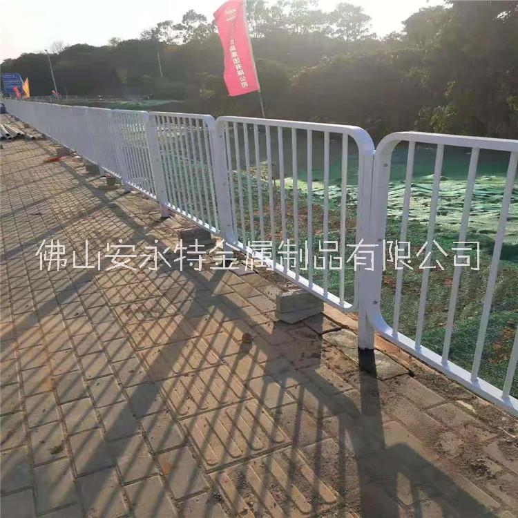 深圳人车分流护栏定做 公路中间移动围栏 人行道隔离栏杆图片