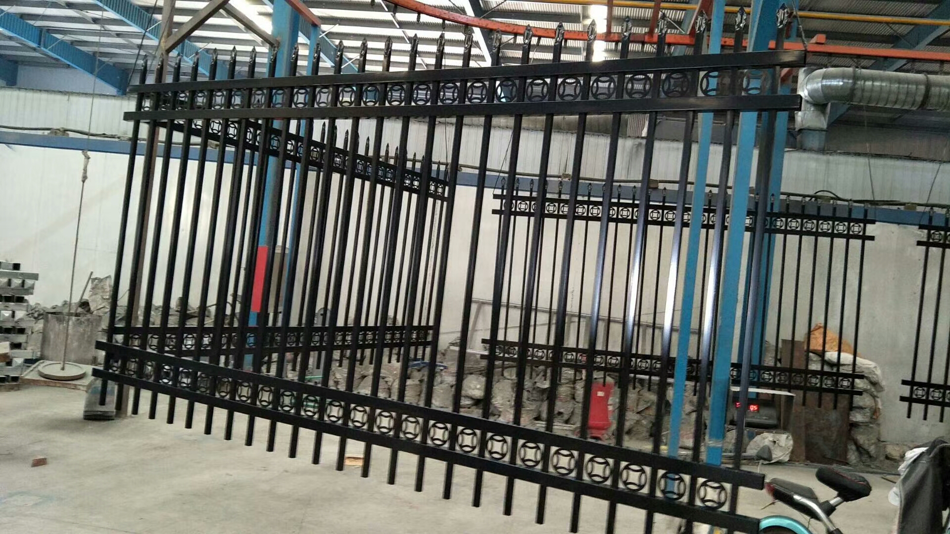 小区护栏学校围墙护栏广州市小区护栏学校围墙护栏生产定做新型锌钢护栏焊接式铁艺护栏