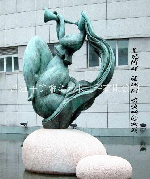浙江温州雕塑生产企业玻璃钢雕塑吹唢呐的女孩图片