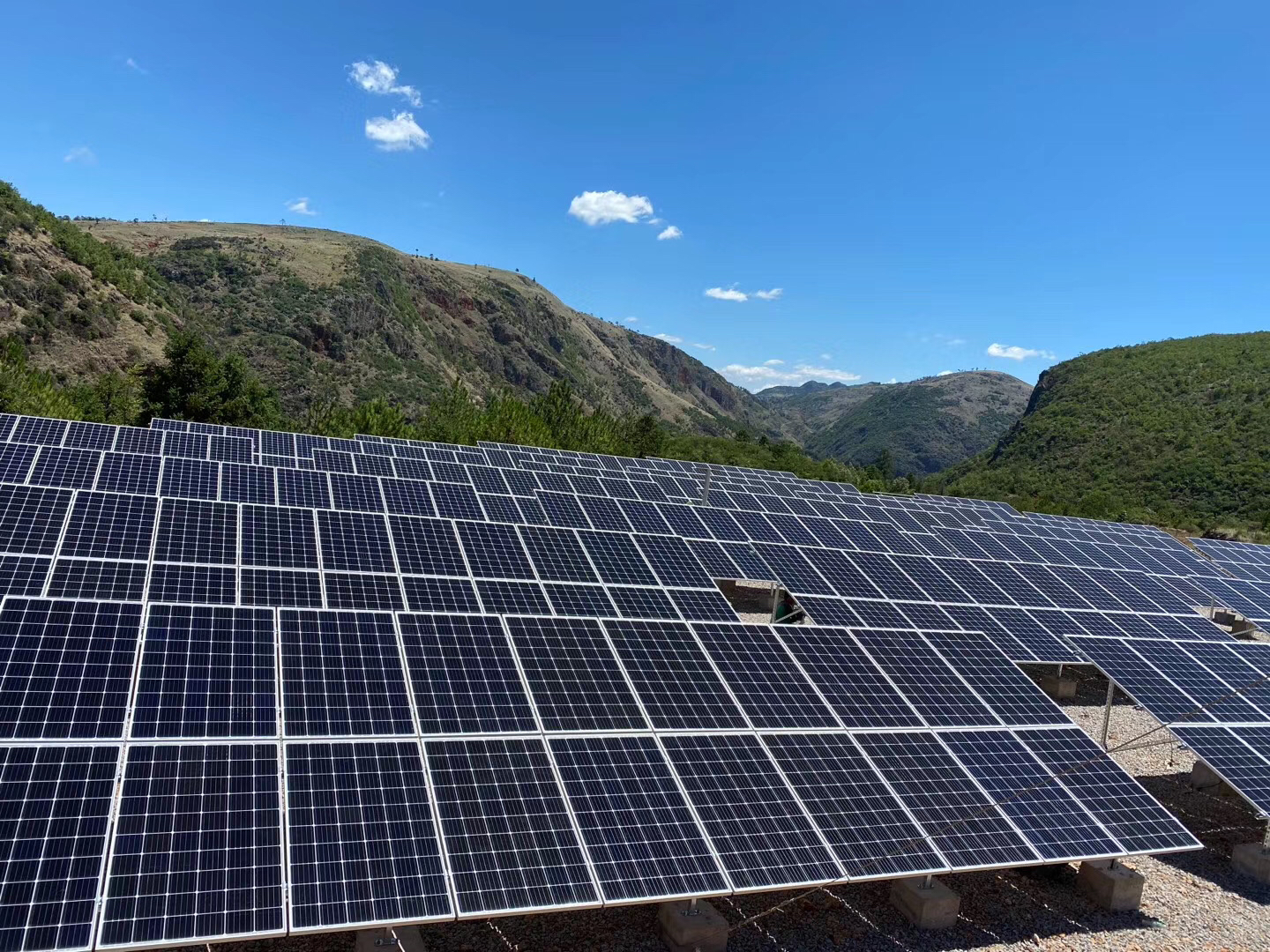 云南太阳能专用水泵 22kW光伏提灌站 太阳能发电 光伏提水系统 光伏离网发电系统图片