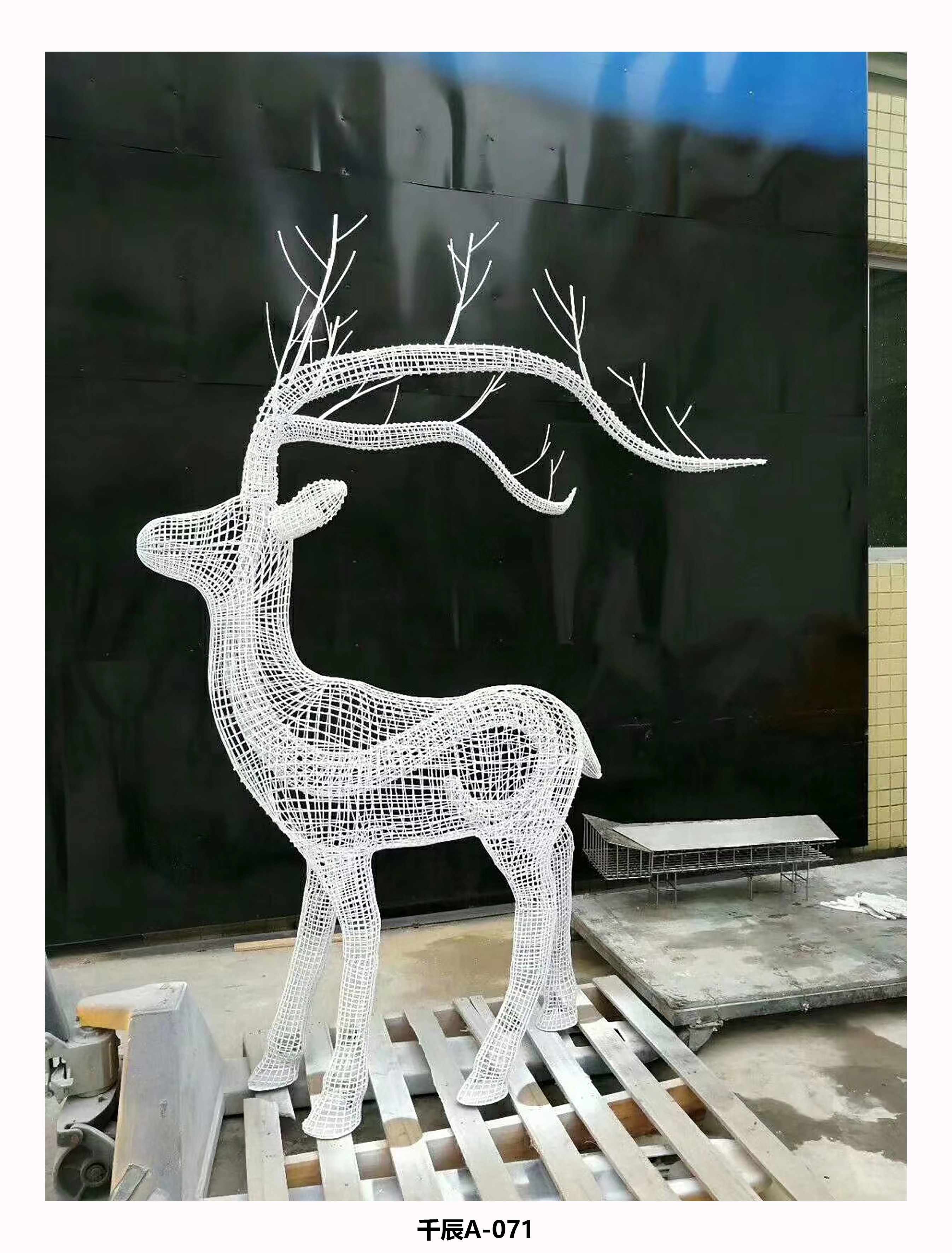重庆不锈钢鹿雕塑厂家直销镜面雕塑  玻璃钢雕塑来图定制图片