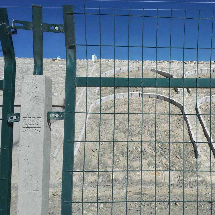 高速围栏 铁路护栏网 框架护栏网 厂家现货供应图片