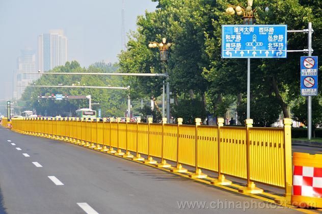 金黄色道路护栏 金黄色道路围栏 金黄色道路隔离栏