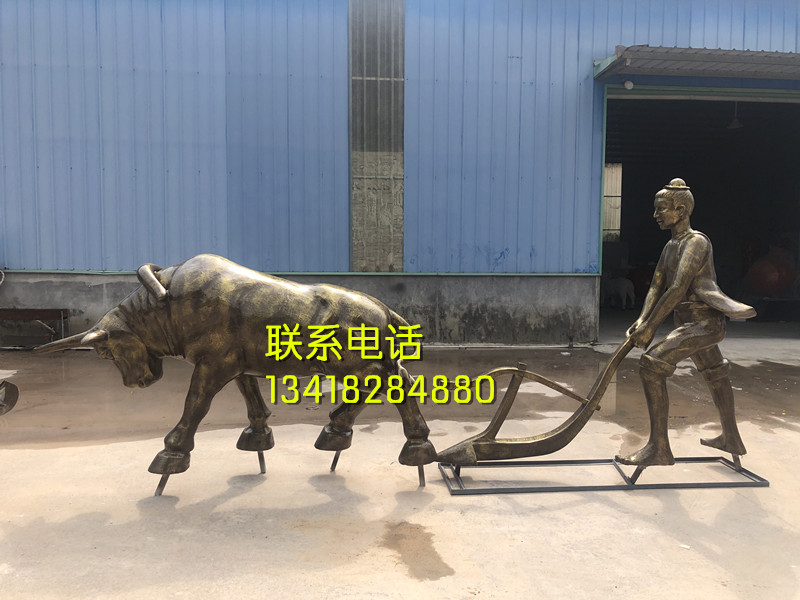 惠州市玻璃钢仿铜开荒牛雕塑厂家供应民俗雕塑景观小品玻璃钢仿铜开荒牛雕塑