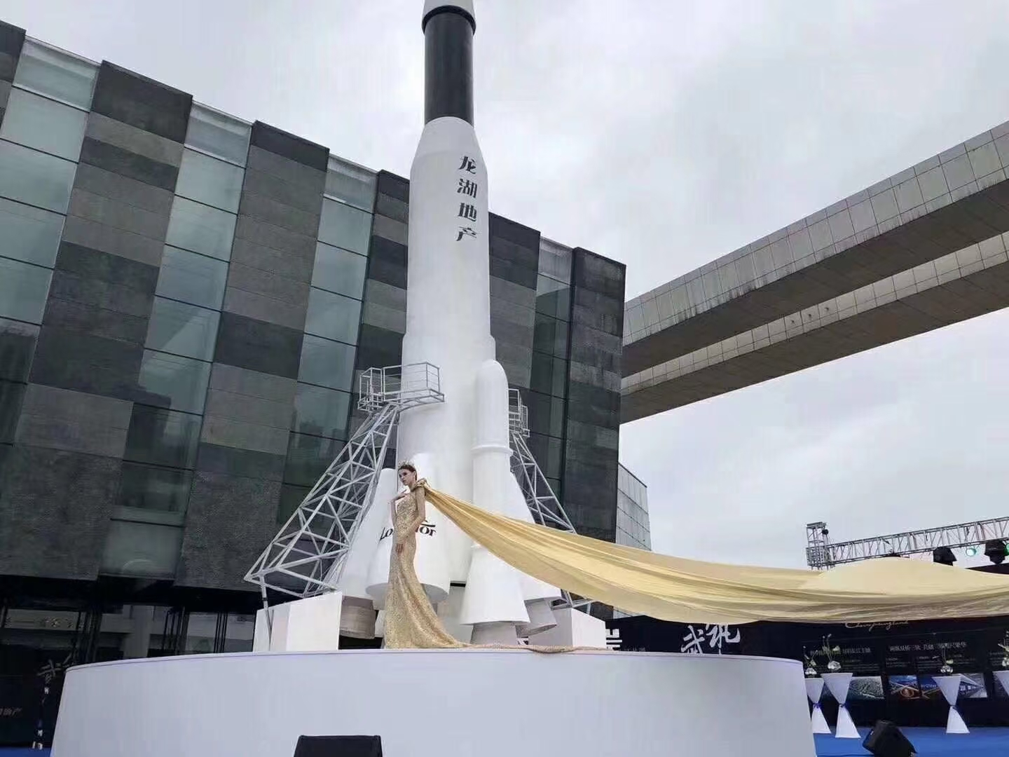大型互动升空火箭供应商 开幕仪式道具升空火箭出租图片