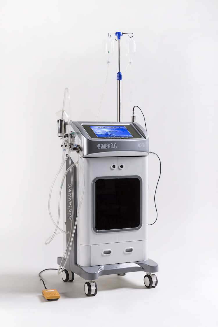 多功能清创机QC-1D型是一种集超声波清创，快速脉动压力清创，负压废液回收三位一体用于临床的清创设备