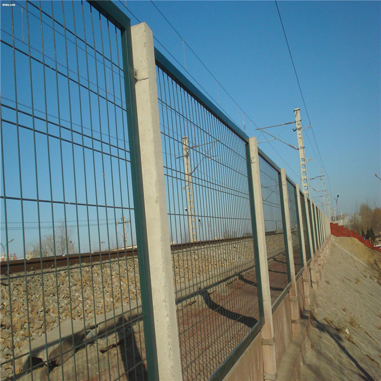 框架护栏网 铁路护栏网 浸塑铁丝网 道路隔离栅厂家现货价格优惠