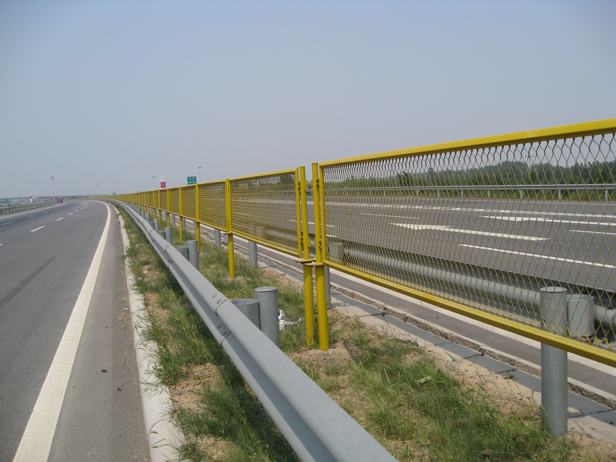 防眩网 高速公路隔离带 钢板网护栏 厂家大量生产 防眩网 高速公路防护网图片