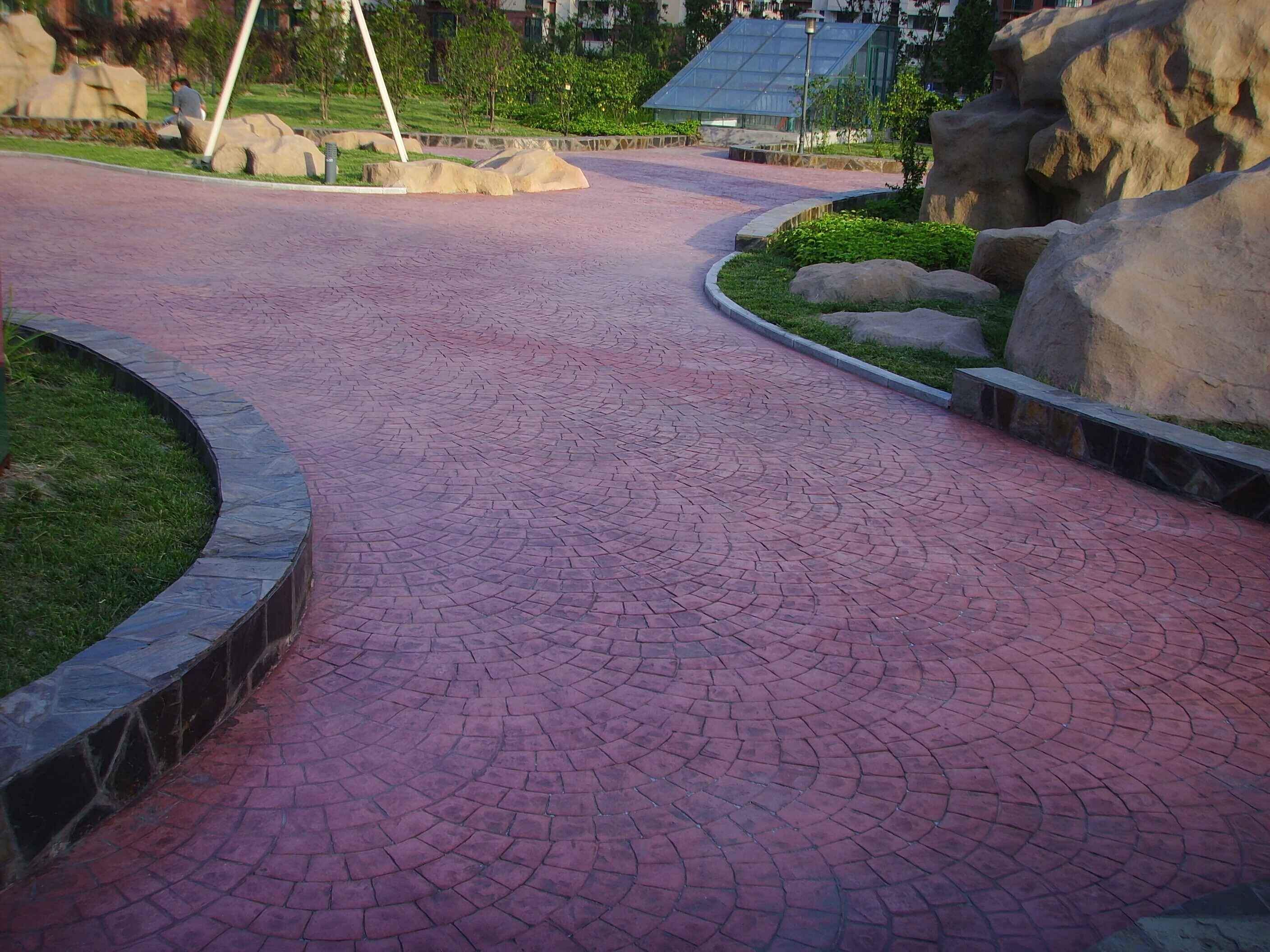 淄博 公园广场碎花地坪 彩色混凝土印模路面图片