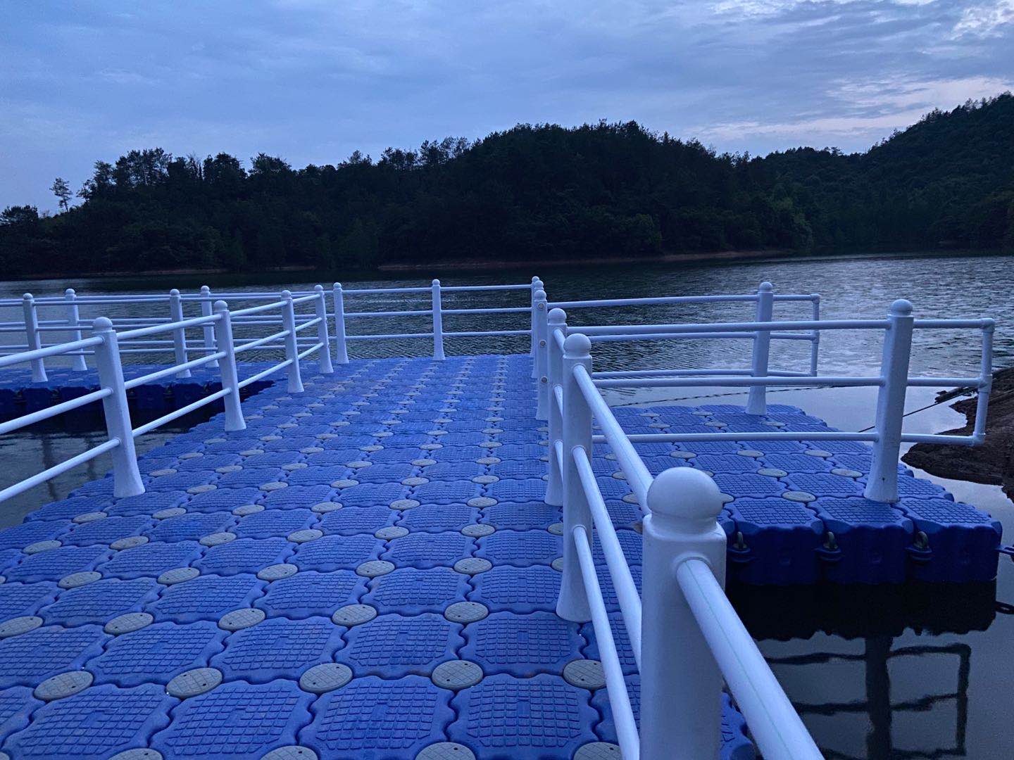 水产养殖网箱塑料浮筒 拼接组合式水上码头摩托艇泊位浮筒图片