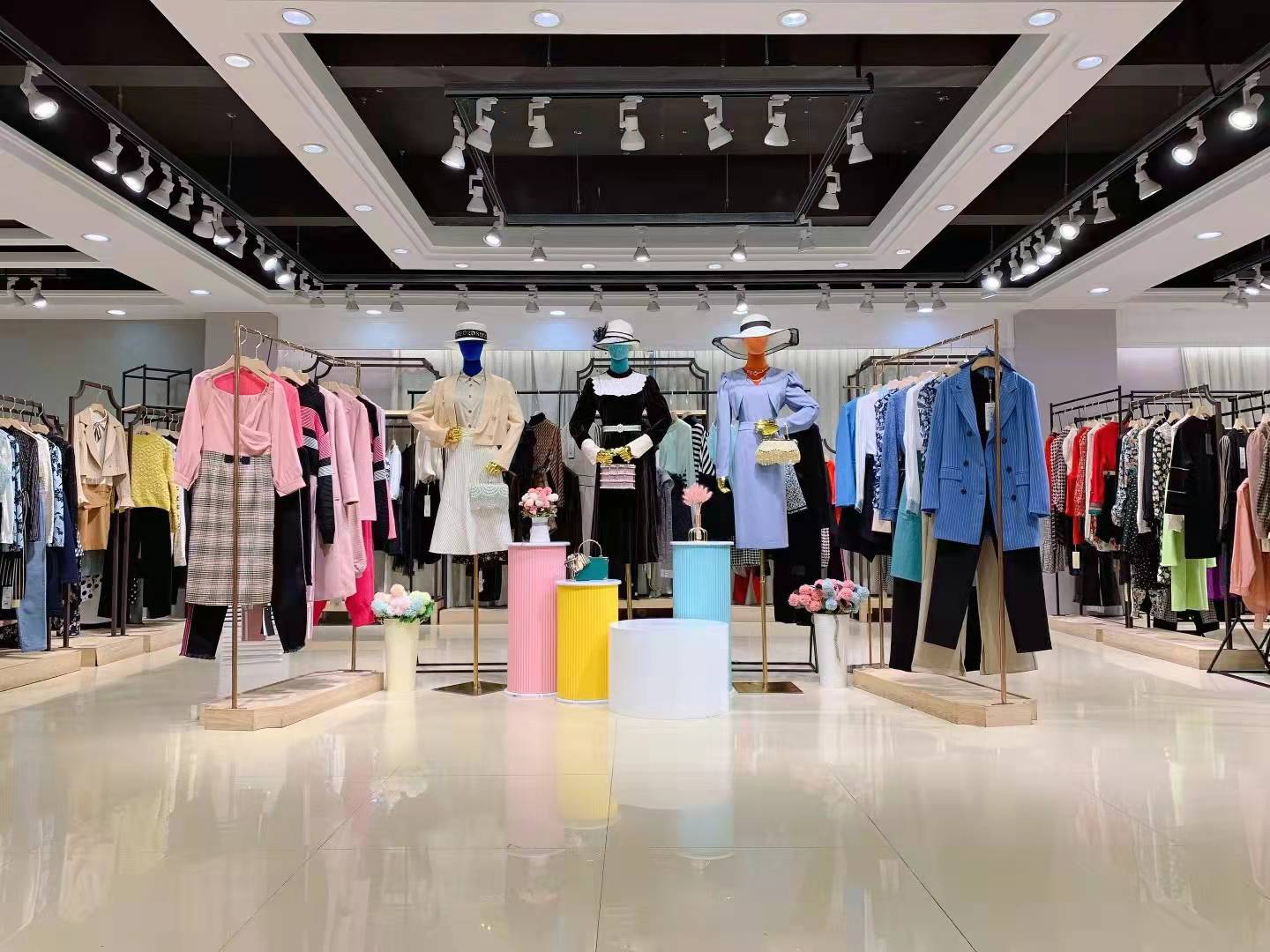 深圳设计师品牌 卡尼欧2022春品牌女装折扣尾货货源批发