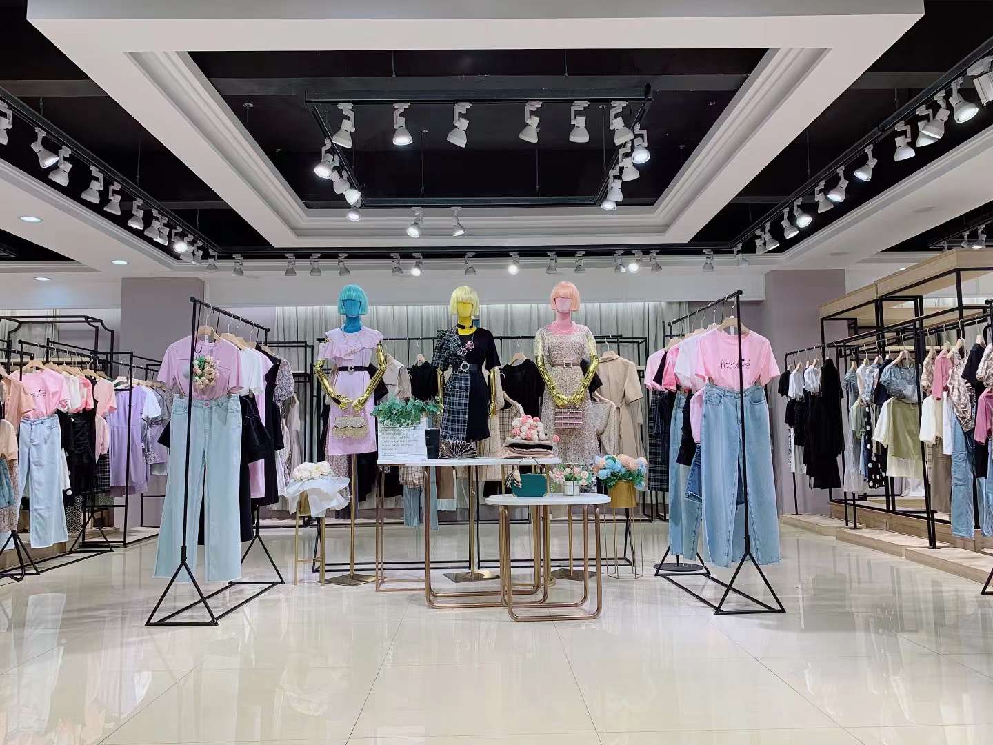 热门品牌高端时尚品牌迪卡轩 2022夏女装折扣尾货批发市场