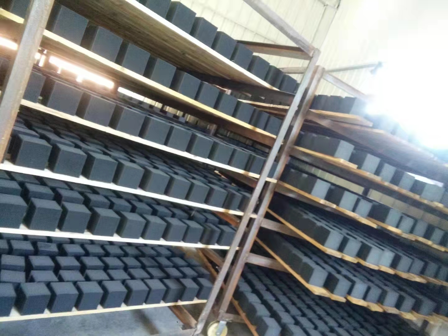 石嘴山市蜂窝活性炭厂家厂家供应蜂窝活性炭 空气净化活性碳块 废气处理蜂窝块砖