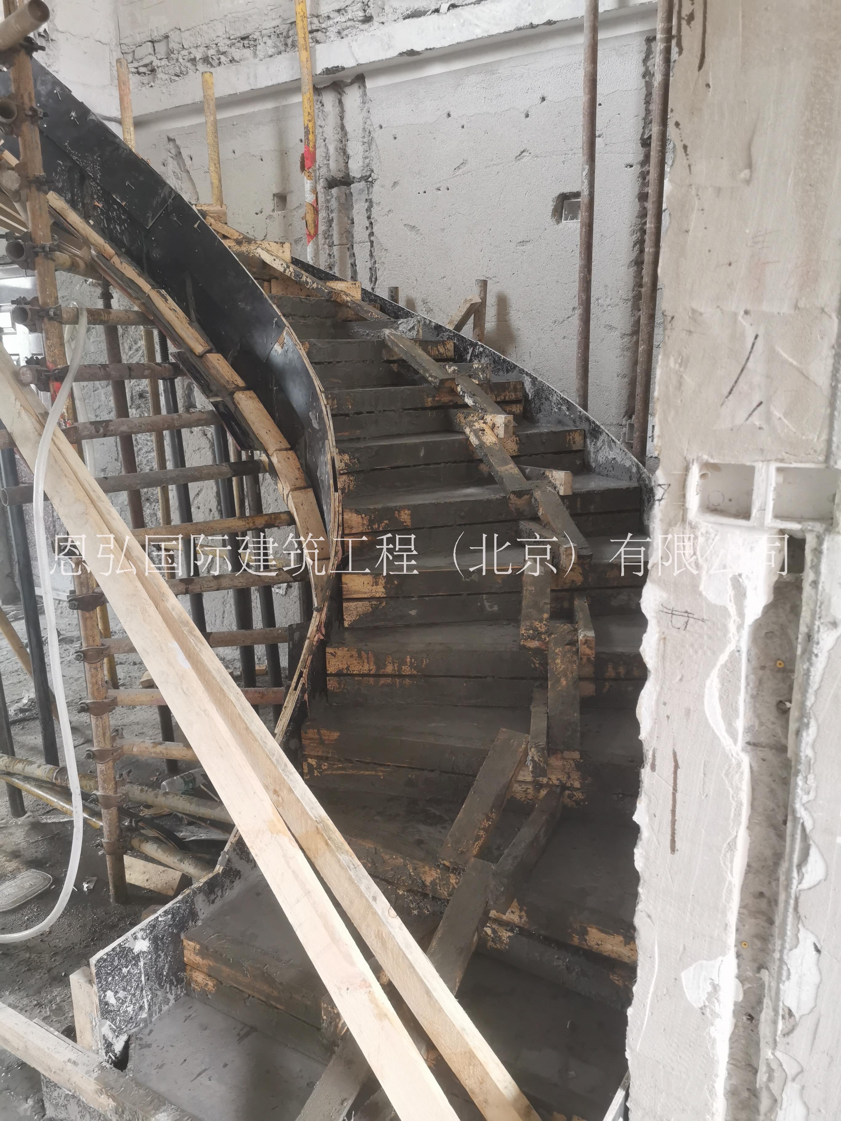 供应 旋转楼梯制作厂家--北京  金属旋转楼梯加工厂全新便宜螺旋楼梯