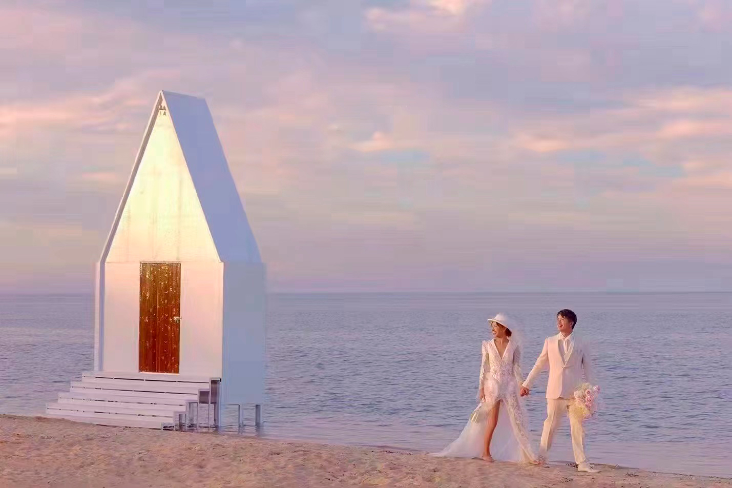 浪漫唯美白色婚礼教堂景观雕塑景区海边外景场地拍照布置美陈道具图片