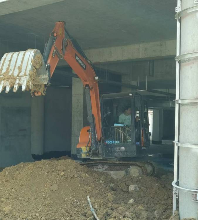 义乌小挖机推土机吊车出租，各种型号挖机 随车吊租赁图片