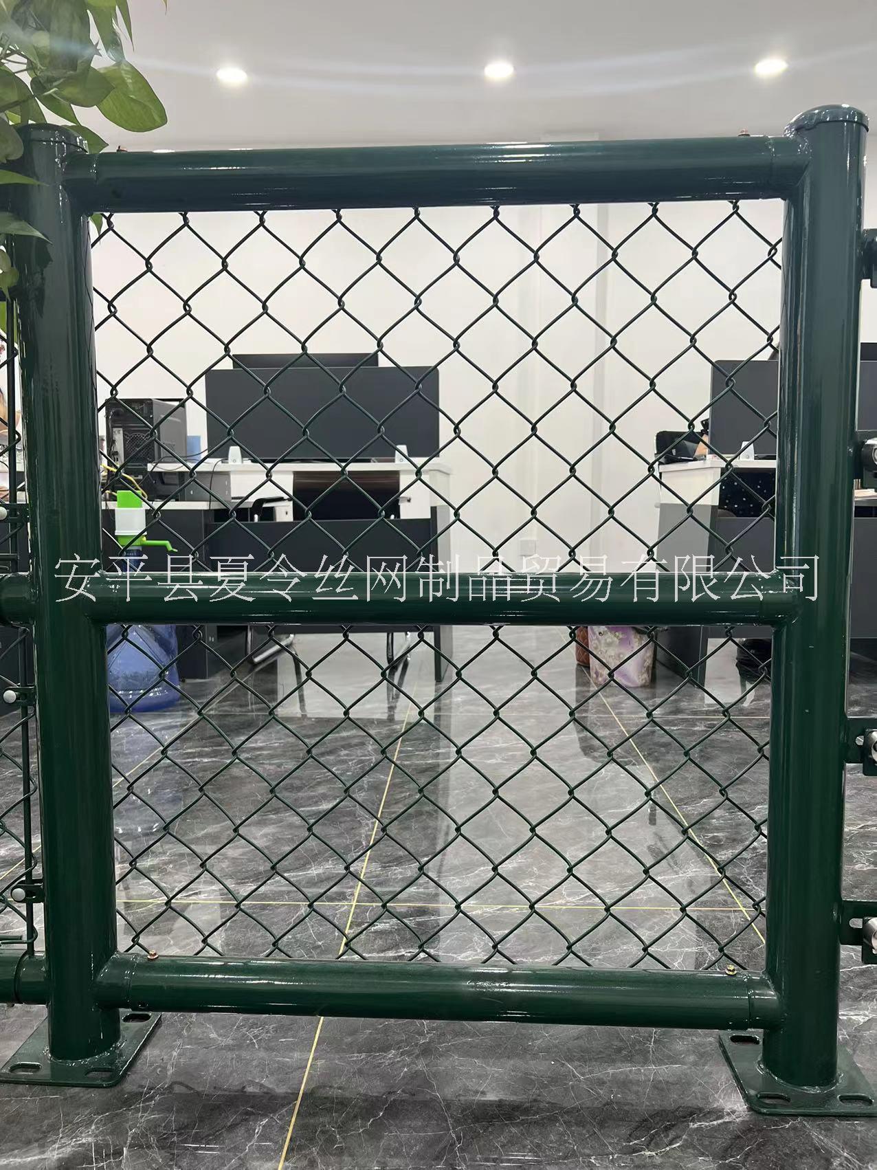 包塑 球场围栏 施工安装羽毛球场围网 球场护栏网 勾花网厂家 篮球场围栏图片