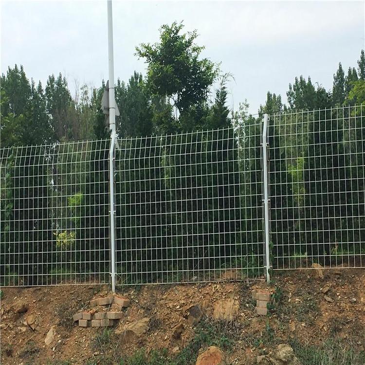 长沙天心区隔离防护铁丝围栏 体育场护栏网市场报价
