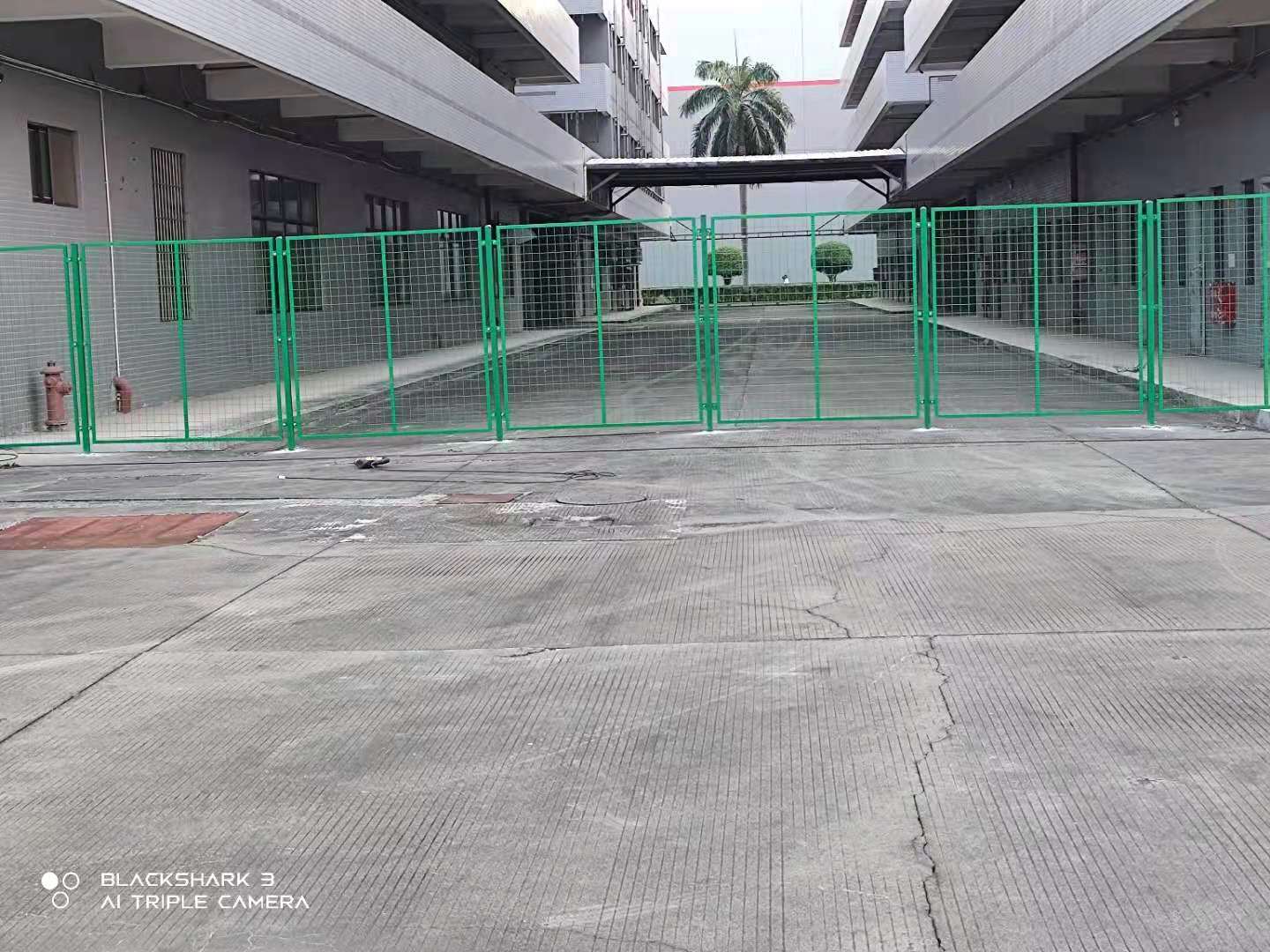 广州市公路护栏网施工围蔽护栏道路护栏网铁丝网围栏现货图片