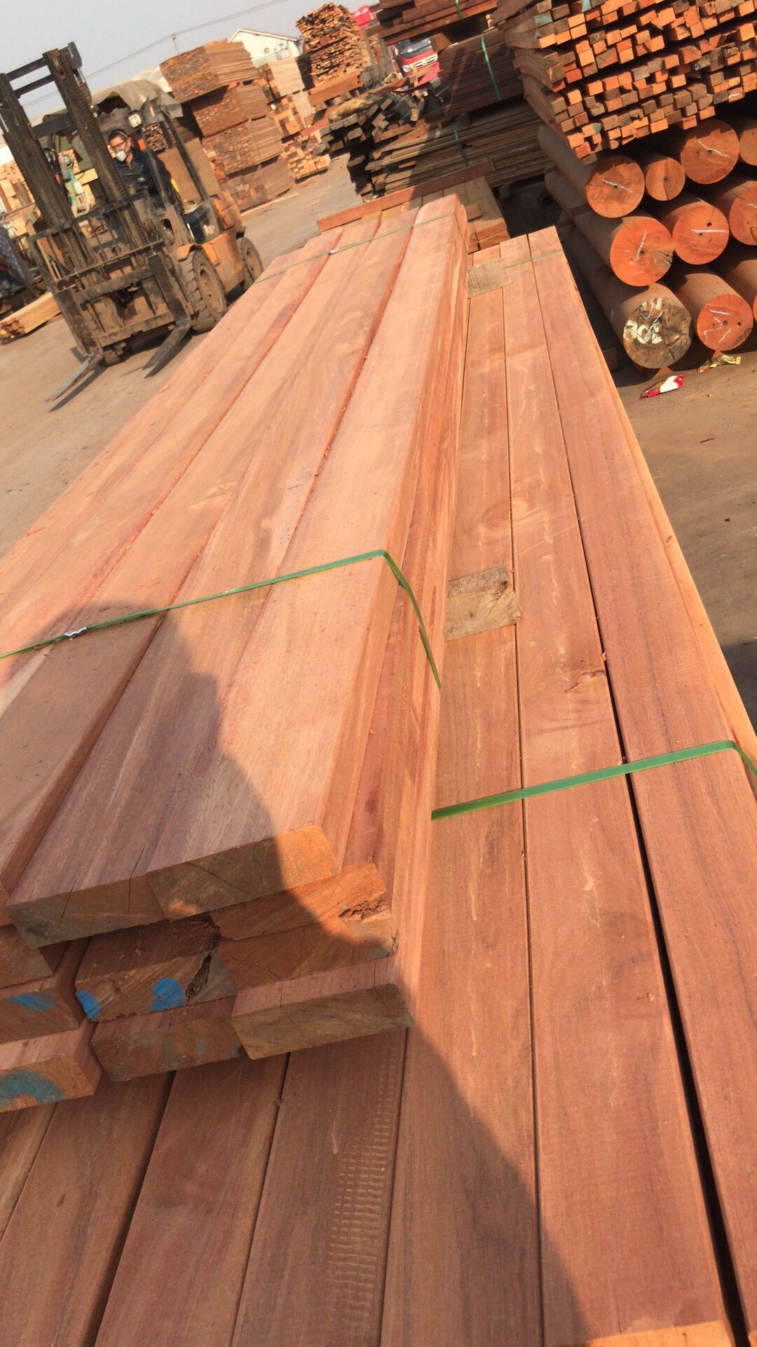 阿摩栋原木板材木结构圆柱