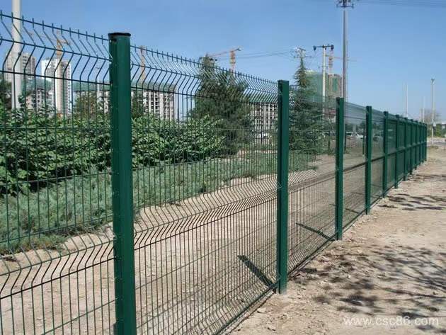 佛山市护栏网公路围蔽护栏车间隔离网果园围栏围网桃型柱护栏大量现货