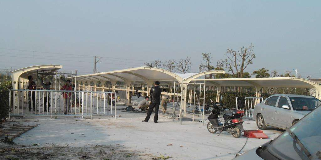 上海市自行车停车棚厂家自行车停车棚 免费设计户外遮雨棚 电动车充电桩膜结构停车篷安装及维护