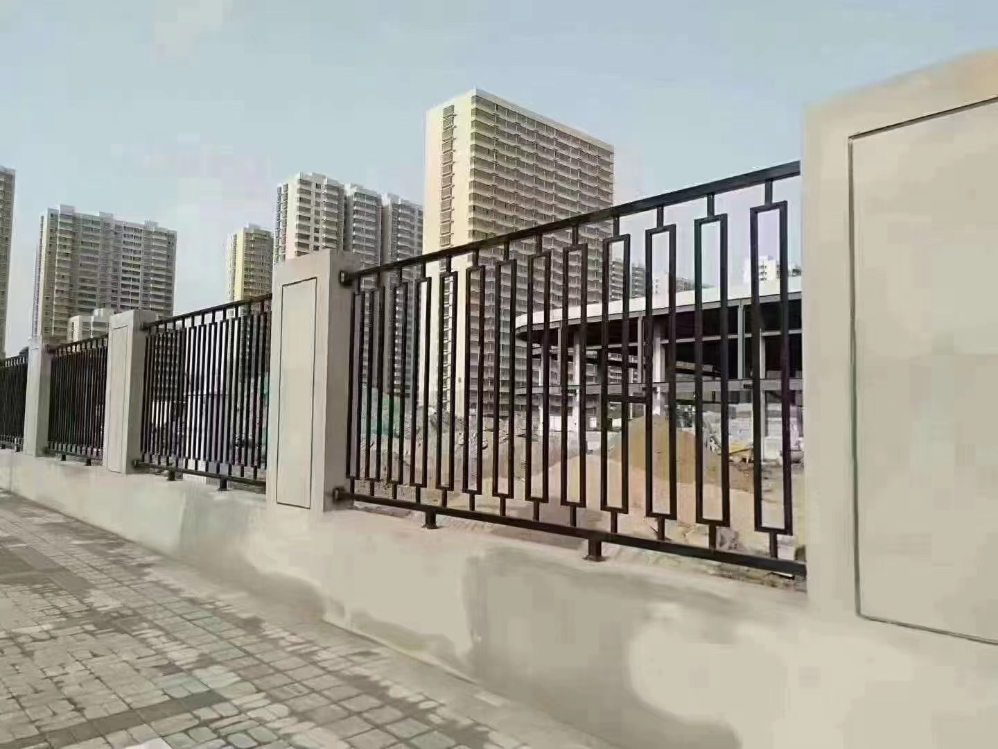 广东珠海市工厂围墙护栏锌钢铁艺护栏小区护栏河道防护栏杆款式图片