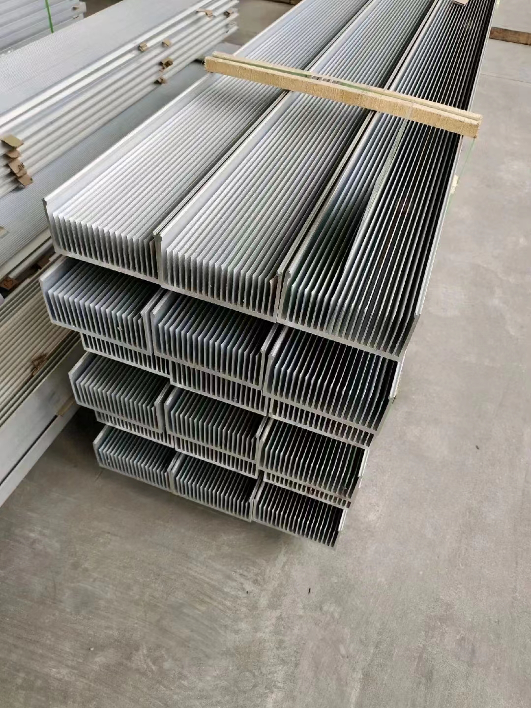 厂家供应散热器铝型材、散热器铝型材定制价格、广东散热器铝型材加工厂哪家好