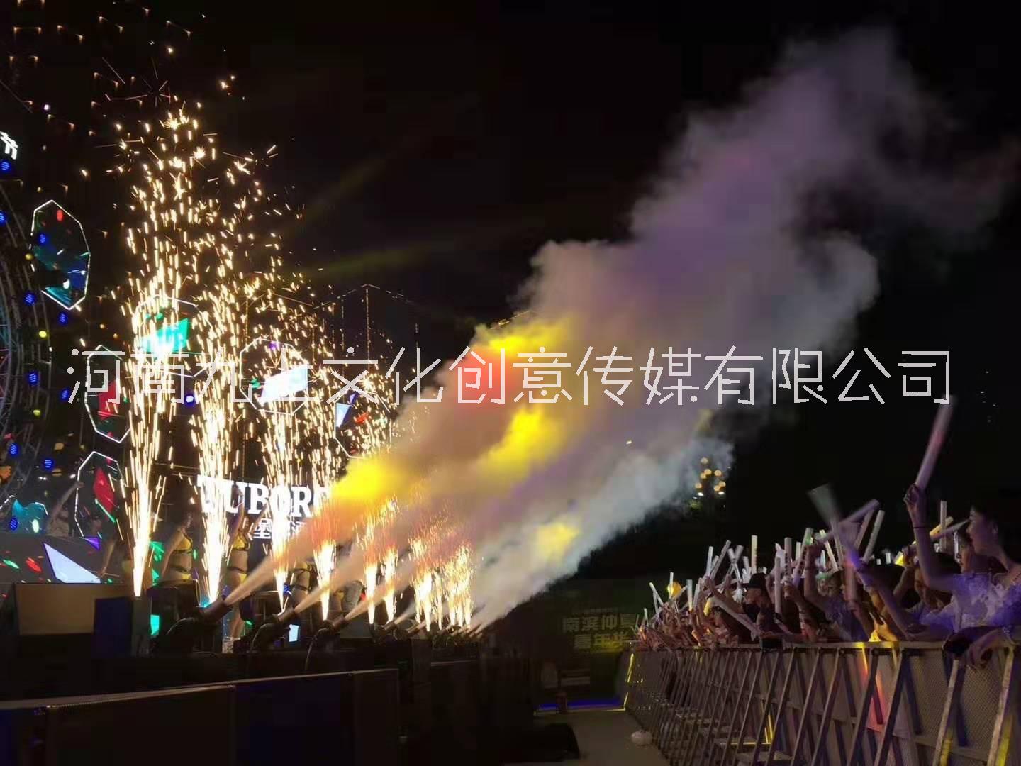 河南大型晚会周年庆跨年夜舞台氛围启动道具LED气柱机 电子喷花机 冷焰火瀑布出租