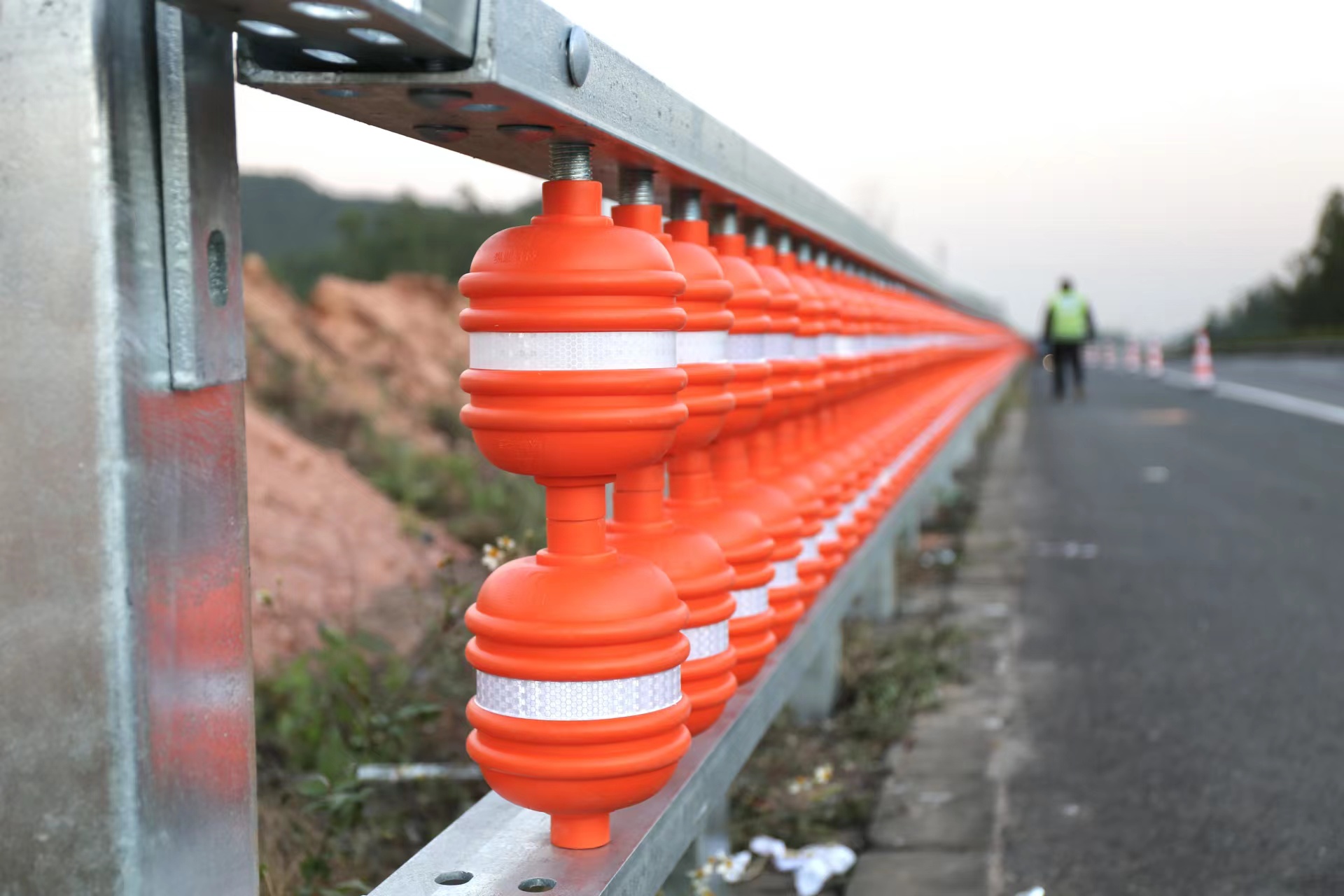 高速公路弹性转子护栏工程厂家施工安装、新型弹性转子护栏可有效避免二次事故发生