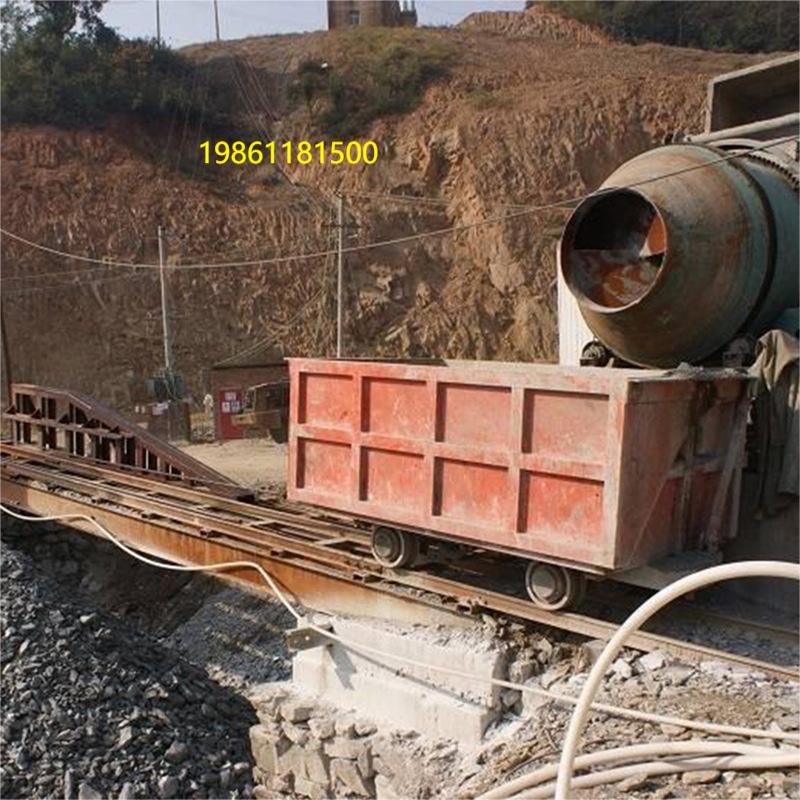 MCC1.2-6单侧曲轨侧卸式矿车矿用翻斗式矿车图片