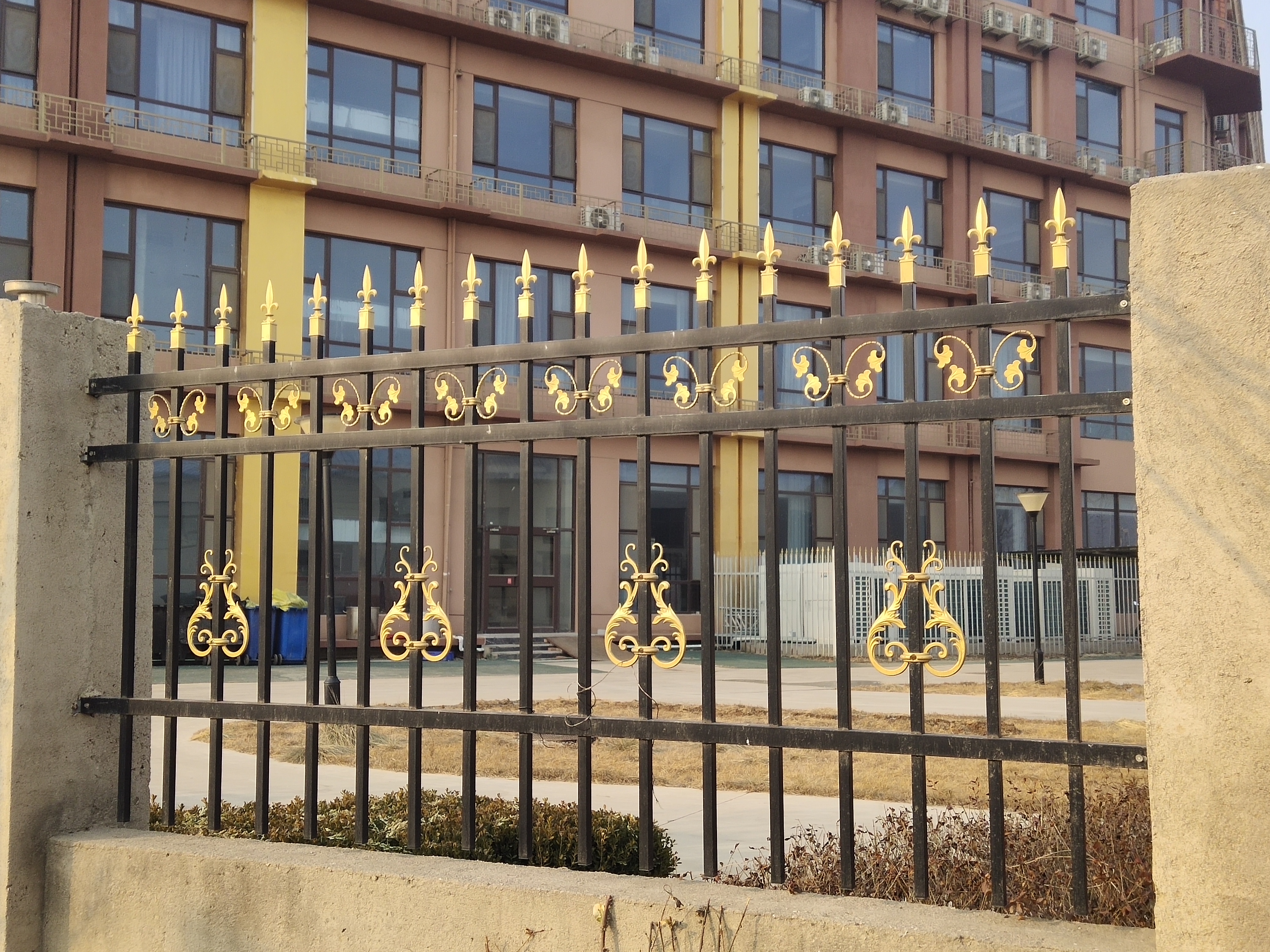厂家供应 锌钢围栏 庭院防护栏 厂区铁艺栏杆 学校围墙护栏图片